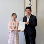 新たに美作市のベトナム人会計年度任用職員となったグエットさんと萩原市長=岡山県美作市で