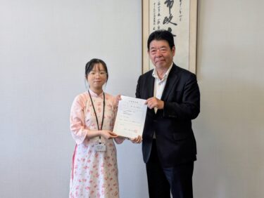 新たに美作市のベトナム人会計年度任用職員となったグエットさんと萩原市長=岡山県美作市で