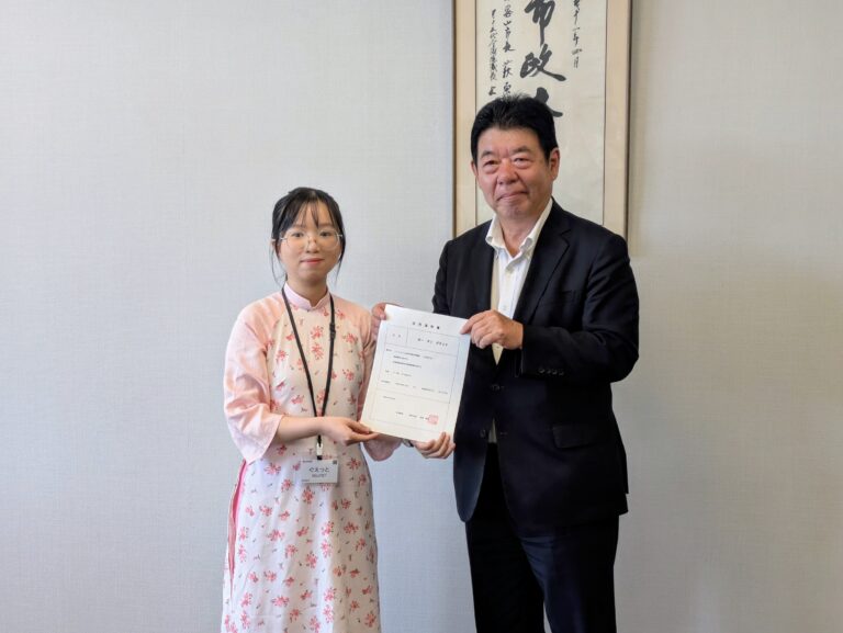 新たに美作市のベトナム人会計年度任用職員となったグエットさんと萩原市長=岡山県美作市で