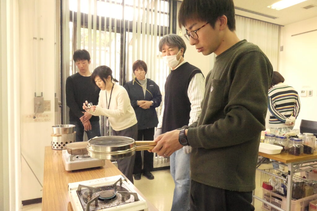 焙煎体験をする参加者