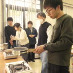 焙煎体験をする参加者