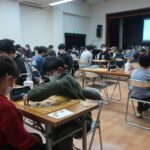 腕を振るう子ども棋士