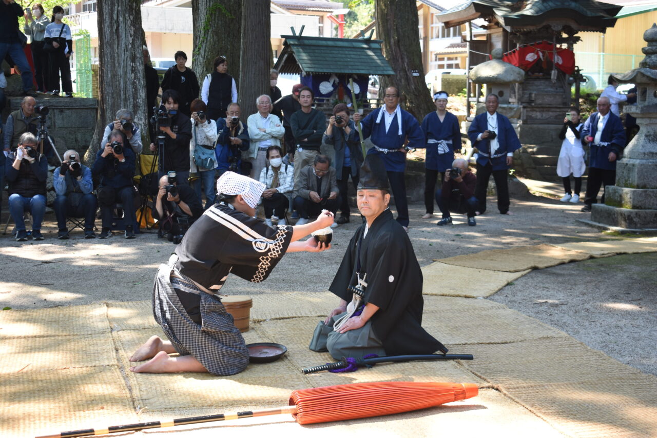 殿様と福太郎のこっけいな掛け合い＝岡山県鏡野町で