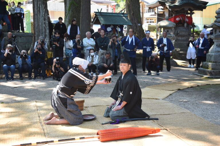殿様と福太郎のこっけいな掛け合い＝岡山県鏡野町で