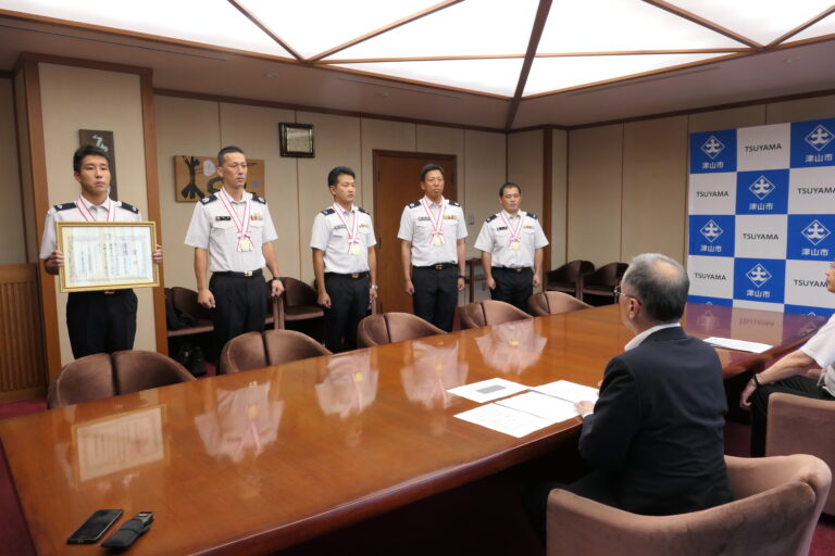 谷口市長らに喜びを報告する日本原駐屯地の銃剣道チーム=岡山県津山市で