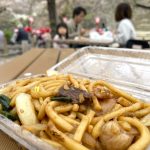 昼食用に購入した津山名物ホルモンうどん=2023年4月5日午前10時44分