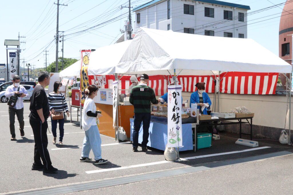 買い求めるお客さん