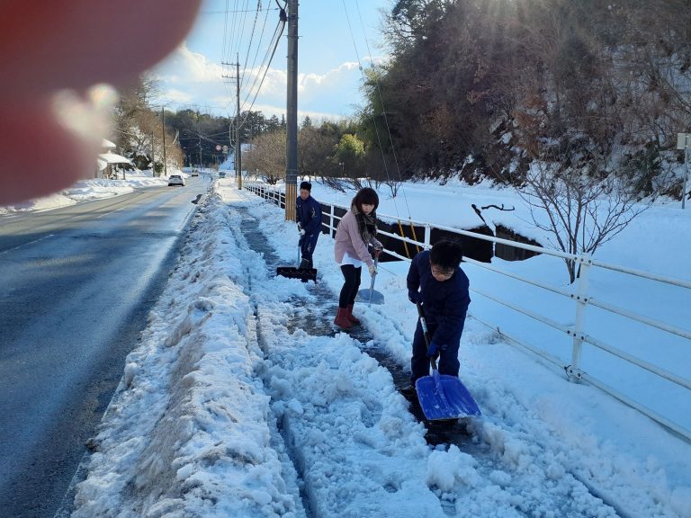通学路の除雪に励む津村さん親子
