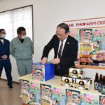 くじを引く津山市観光協会職員