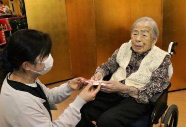 祝満100歳　好ききらいなく食べられる　レクリエーションも楽しみに／岡山・勝央町