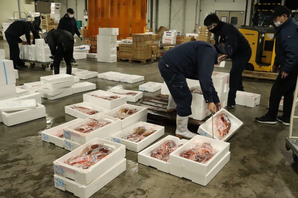正月用の鮮魚などが多数入荷した山一水産