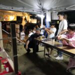 射的で遊ぶ子どもら