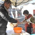 正月飾りやしめ縄などを持ち寄る地域住民