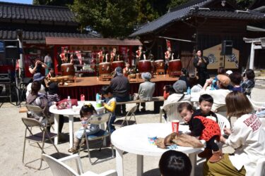 桜が咲き誇る中　高野神社「春祭」　多彩な出店やステージイベントなど／岡山・津山市