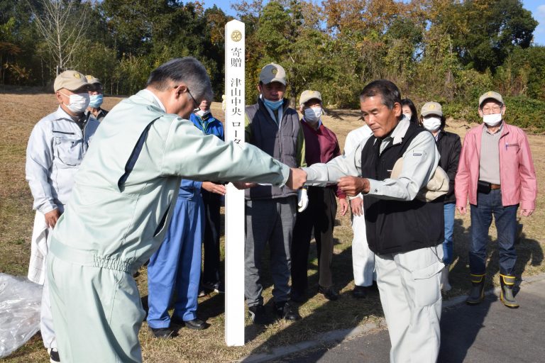 津山中央ロータリークラブ、河津桜20本を植樹