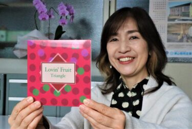 ジャズ曲のニューアルバム「Lovin,Fruit」と作曲を手掛けたAKIKOさん=岡山県津山市で