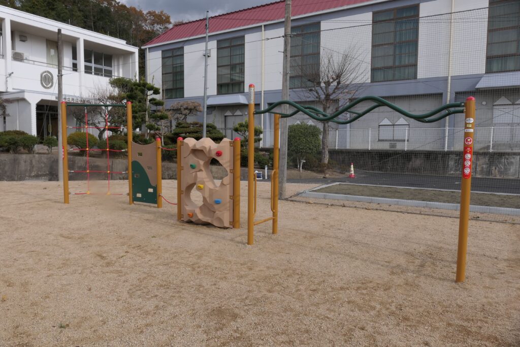 ３者が寄贈したアスレチック遊具