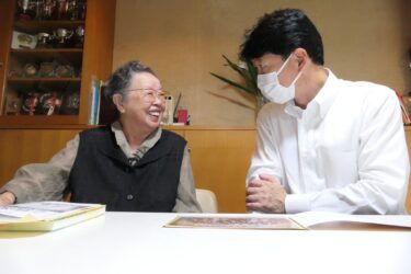 満100歳を祝い　県知事が女性宅を訪問　「平和に生きていくのが一番」／岡山・久米南町　