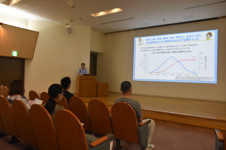 子宮頸がん予防について話す梶小児科主任部長=岡山県津山市で