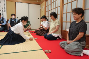 参加者に茶を振る舞う教室生=岡山県津山市で