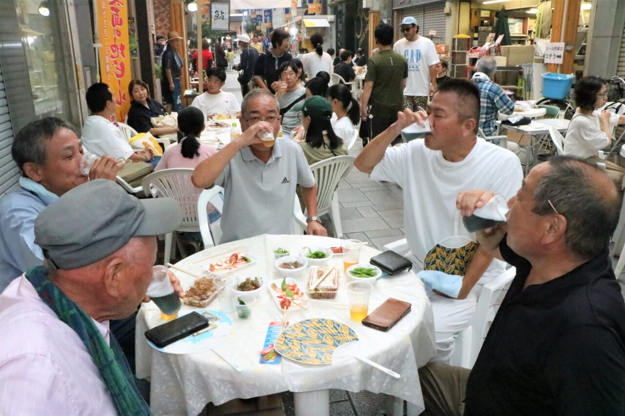 地ビールののど越しを満喫する来場者=岡山県津山市で