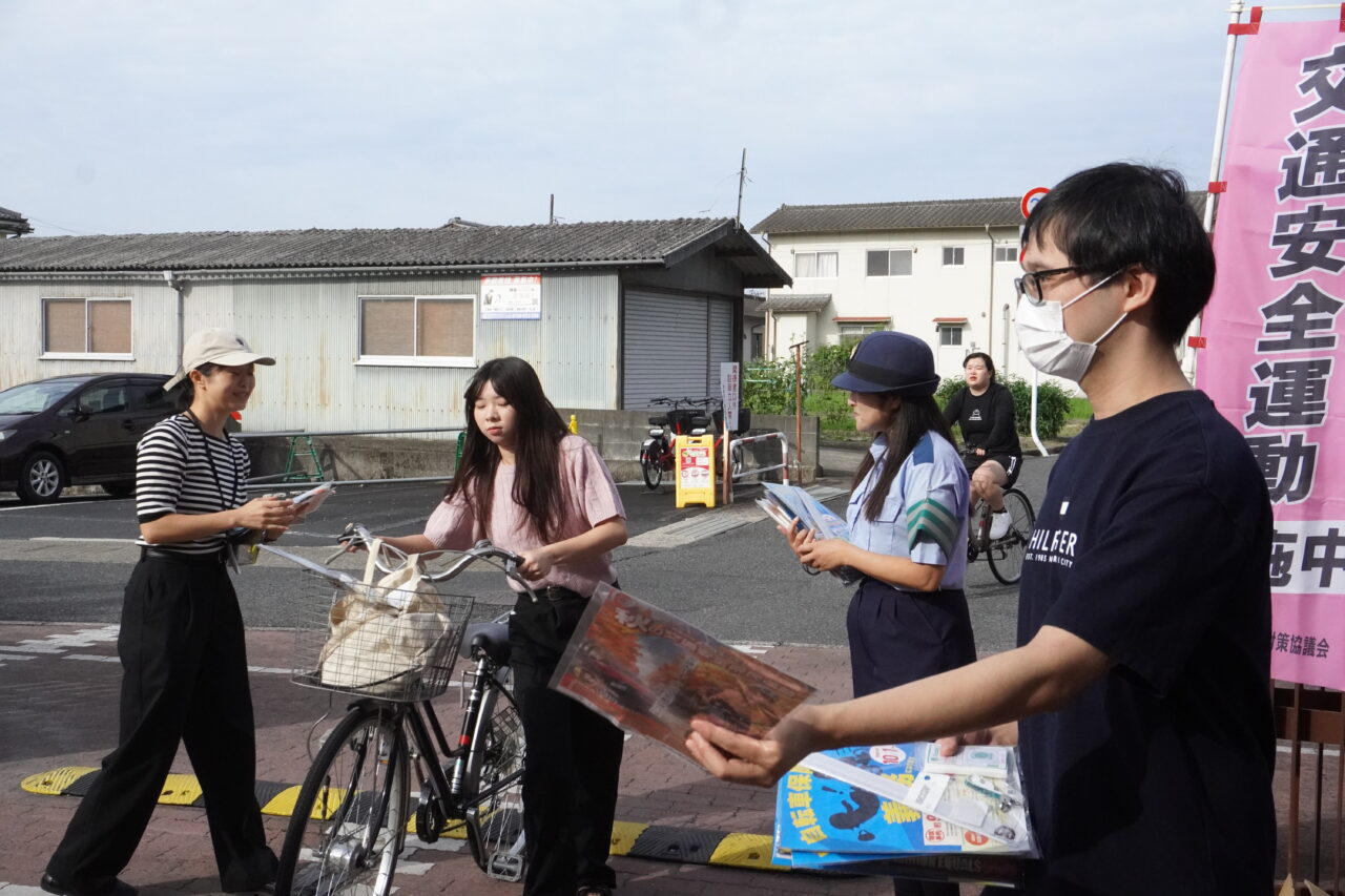 自転車の安全利用を呼びかける参加者=岡山県津山市で