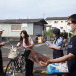 自転車の安全利用を呼びかける参加者=岡山県津山市で