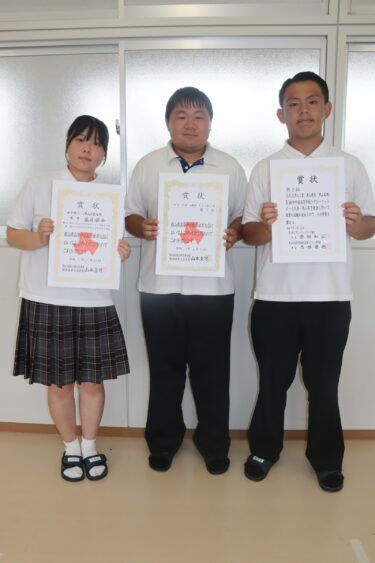 全国大会に出場する（左から）藤井選手、石田選手、水島選手=岡山県津山市で