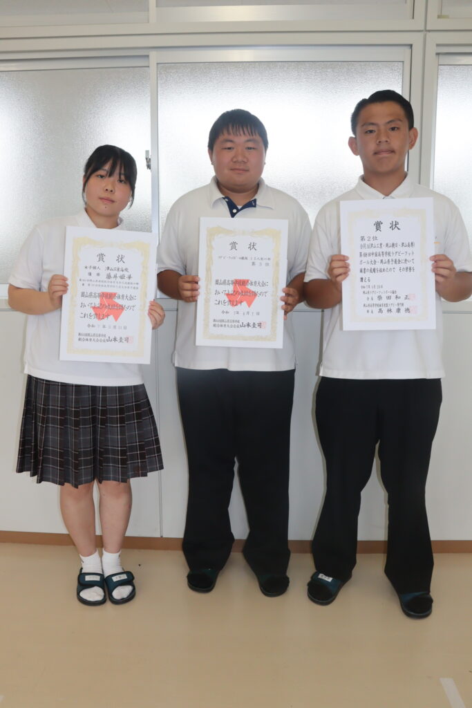 全国大会に出場する(左から)藤井選手、石田選手、水島選手=岡山県津山市で
