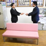 高岡校長に目録を手渡す中国銀行津山東支店の岡支店長（左）