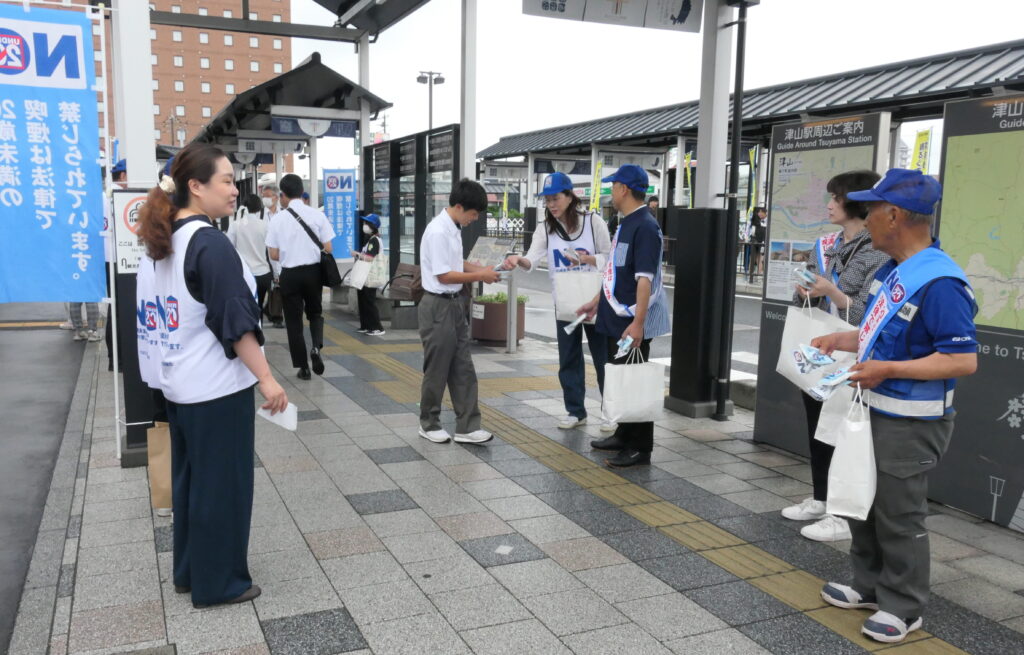高校生に喫煙禁止を呼びかける参加者