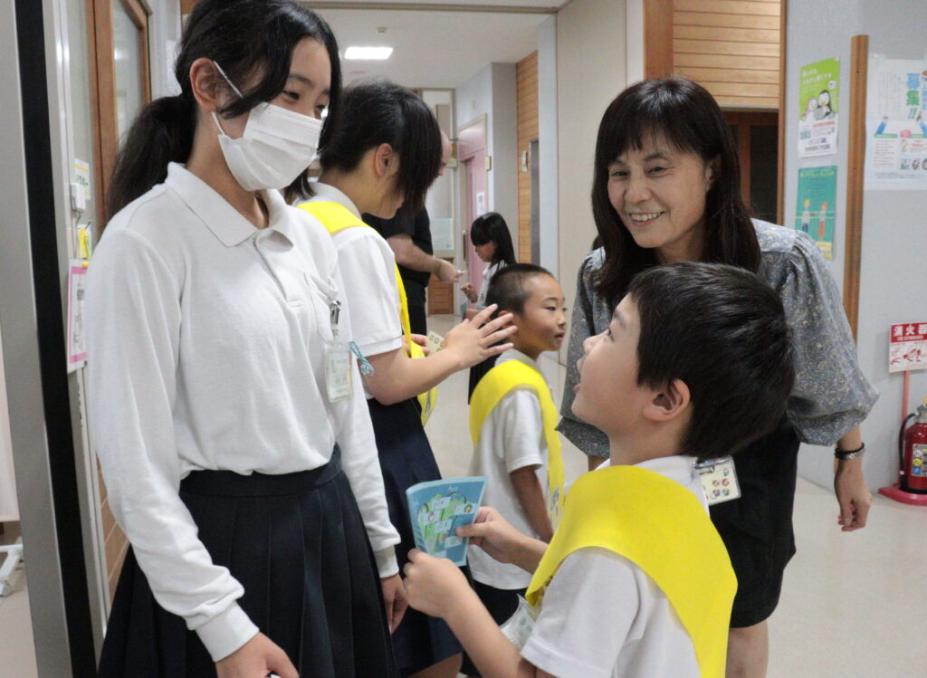 上級生と英語でコミュニケーションを図る児童