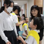 上級生と英語でコミュニケーションを図る児童