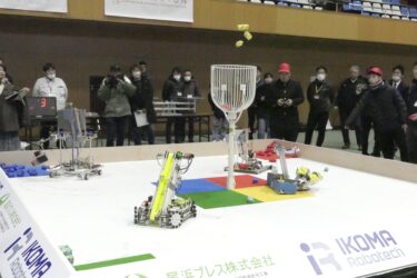 白熱した試合を繰り広げる高校生一般の部=岡山県津山市で