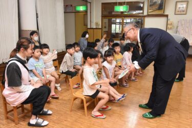 時針の見方を教わる園児=岡山県津山市で