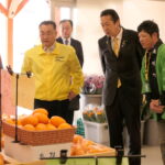 美咲町物産センターを見学する黄川田大臣（右から二番目）=岡山県美咲町で