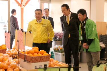 美咲町物産センターを見学する黄川田大臣（右から二番目）=岡山県美咲町で
