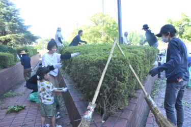 清掃活動に取り組む津山市スポーツ協会加盟団体会員=岡山県津山市で