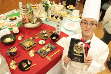 最優秀賞に選ばれた島村さんの作品=岡山県津山市で