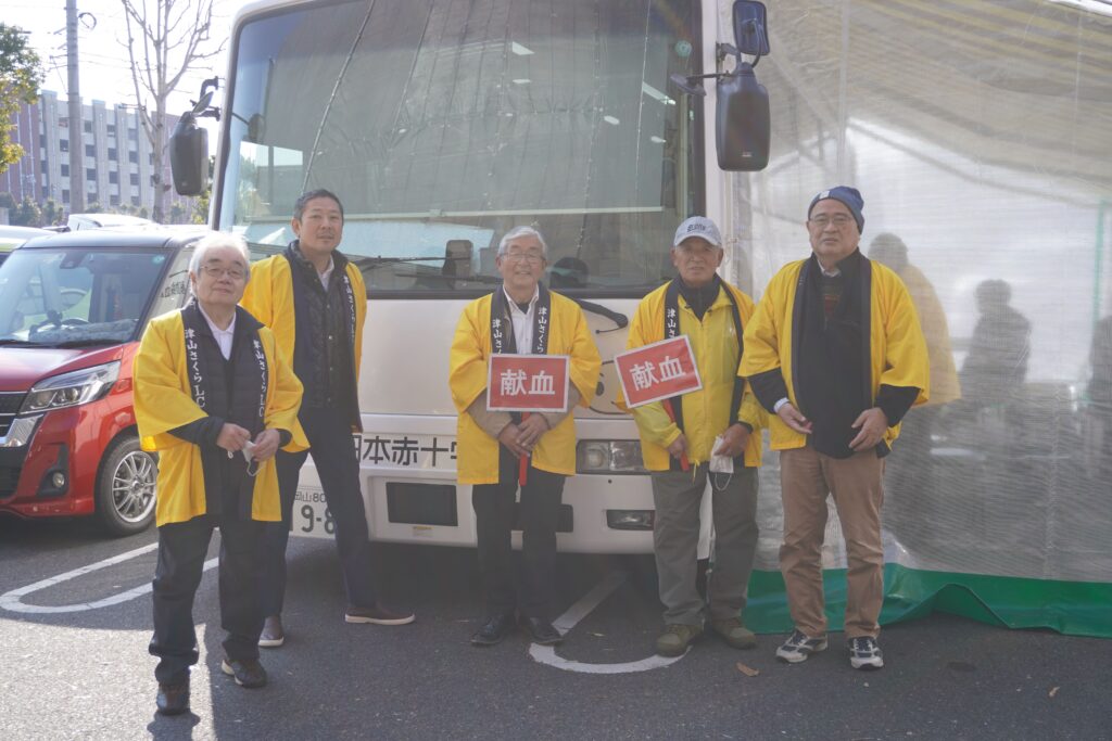 啓発活動を行った津山さくらライオンズクラブ会員