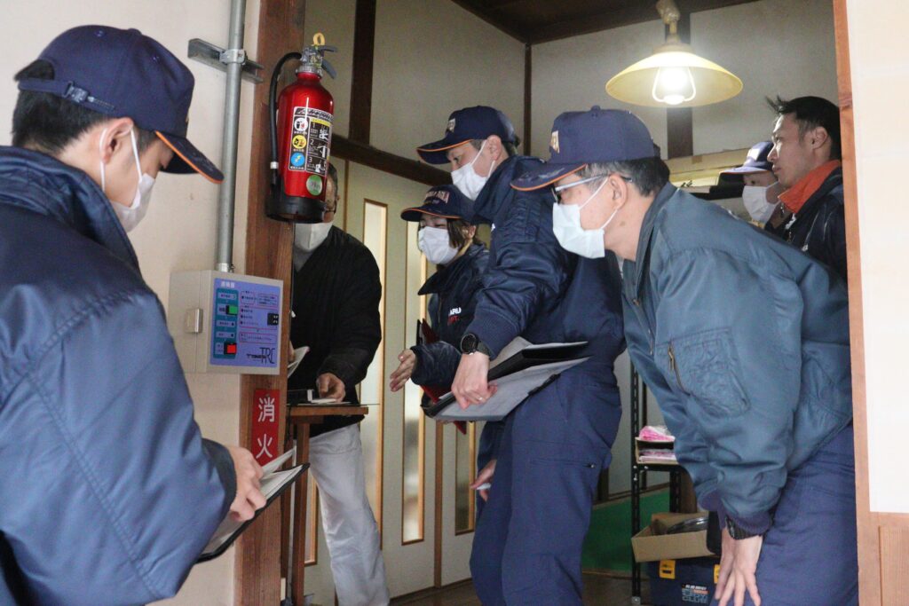 消化器の点検を行う津山圏域消防組合の職員＝中山神社で