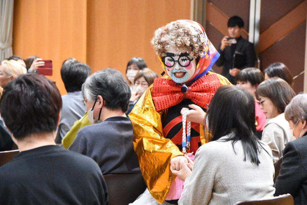 白塗り姿で入場する蓬郷さん