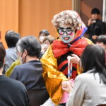 白塗り姿で入場する蓬郷さん