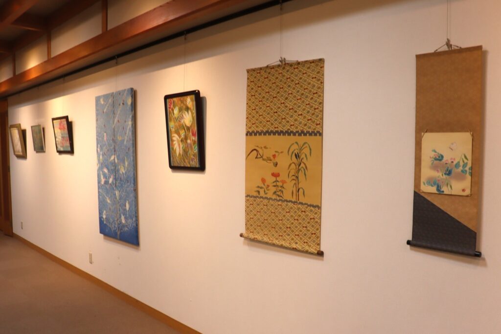 多彩な染色作品が並ぶ会場