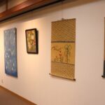 多彩な染色作品が並ぶ会場