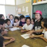 片山さんから描き方を教わる児童=岡山県奈義町で