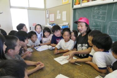 片山さんから描き方を教わる児童=岡山県奈義町で