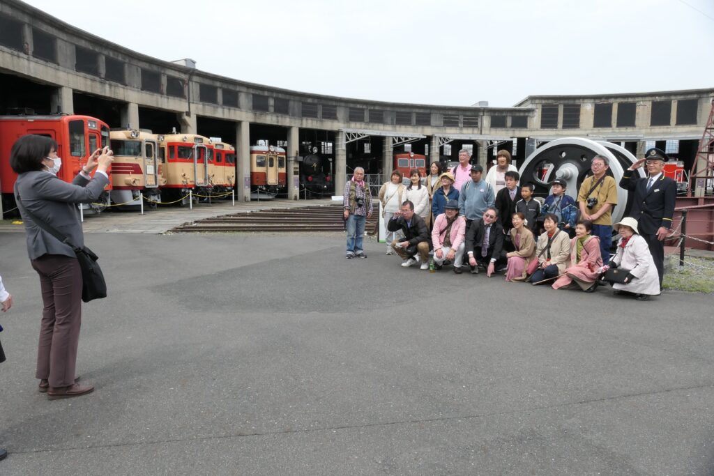 津山まなびの鉄道館で記念撮影を行うツアー客