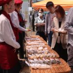 手作りの焼き菓子を販売する生徒たち