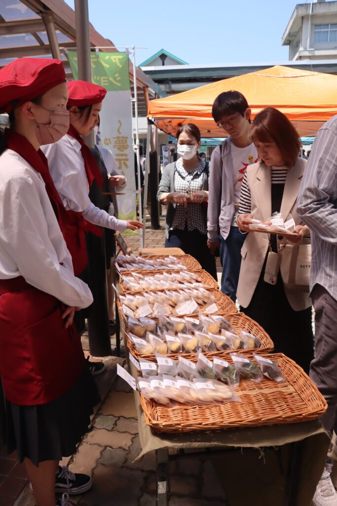 手作りの焼き菓子を販売する生徒たち